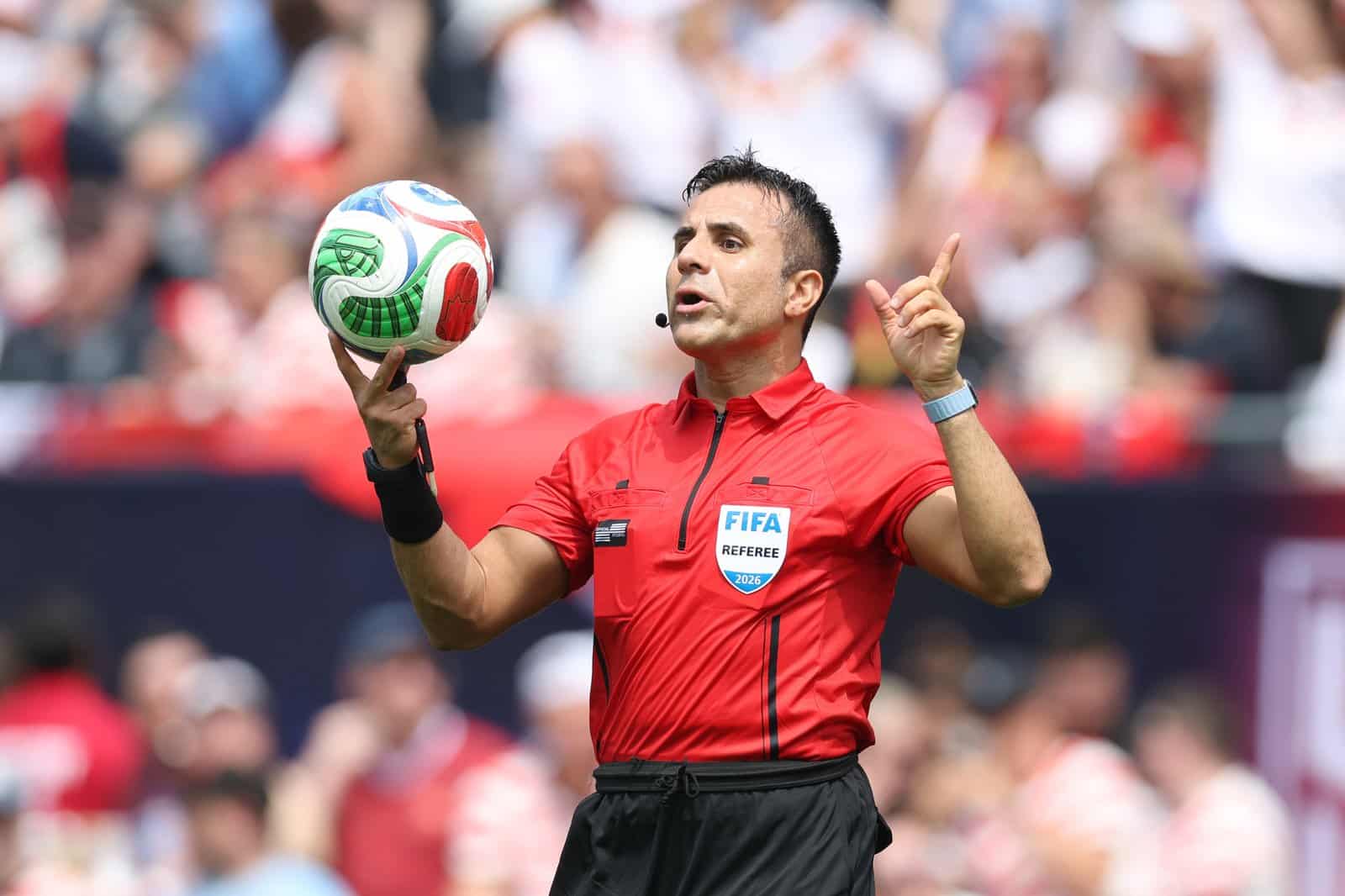 FIFA-Schiedsrichter Piero Maza leitet das Test-Laenderspiel zwischen den USA und Deutschland und gibt mit erhobenem Finger ein Zeichen. Die Partie fand am 6. Juni 2026 im Soldier Field von Chicago statt. Alexander Hassenstein / Getty Images