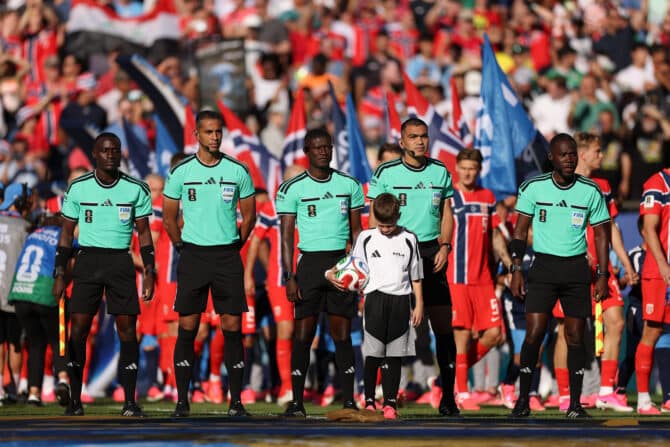 Foxborough, Massachusetts, USA, 16. Juni 2026: Das Schiedsrichtergespann läuft vor dem WM-Spiel der Gruppe I zwischen dem Irak und Norwegen im Boston Stadium ein. (Foto: Mattia Ozbot/Getty Images)