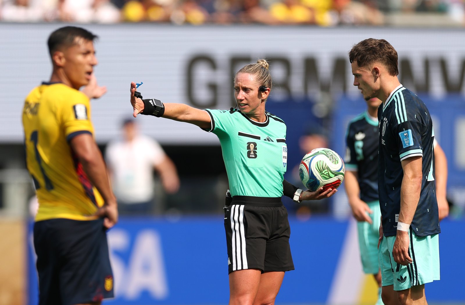 Schiedsrichterin Tori Penso leitet das WM-Spiel Ecuador gegen Deutschland