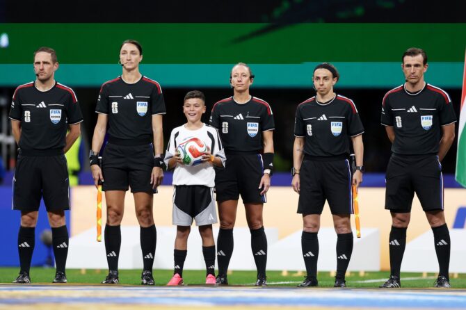 Das Schiedsrichtergespann um Hauptschiedsrichterin Tori Penso stellt sich gemeinsam mit dem Ballkind vor dem Anpfiff des Gruppe-A-Spiels der Fußball-WM 2026 zwischen Tschechien und Südafrika auf. Die Unparteiischen posieren am 18. Juni 2026 im Atlanta Stadium in Atlanta, Georgia, mit dem offiziellen Spielball. Lars Baron / Getty Images