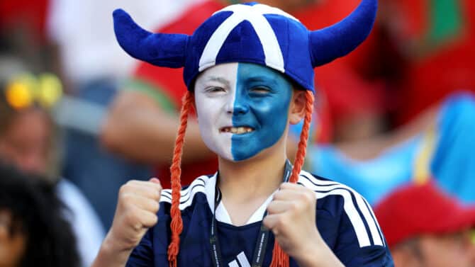 Schottische Fans posieren vor dem WM-Spiel gegen Marokko für ein Foto