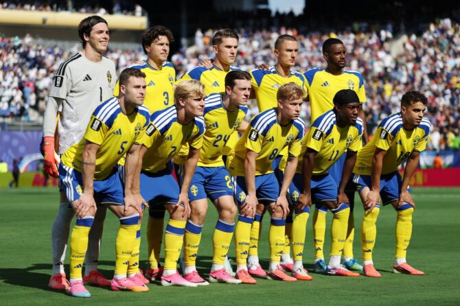 Die Mannschaft Schwedens stellt sich vor dem Sechzehntelfinale der WM 2026 gegen Frankreich zum Teamfoto auf. Die Szene entstand am 30. Juni 2026 im New York New Jersey Stadium in East Rutherford, New Jersey. Buda Mendes / Getty Images