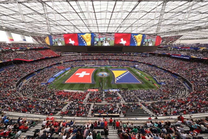 Inglewood, Kalifornien, USA, 18. Juni 2026: Die Mannschaften der Schweiz und von Bosnien-Herzegowina stehen vor dem Anpfiff des WM-Gruppenspiels der Gruppe B im Los Angeles Stadium nebeneinander auf dem Spielfeld. (Foto: Richard Heathcote/Getty Images)