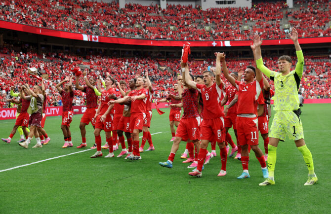 VANCOUVER, BRITISH COLUMBIA - 24. Juni: Die Spieler der Schweizer Nationalmannschaft applaudieren den Fans nach dem 2:1-Sieg im FIFA-Weltmeisterschafts-Gruppenspiel der Gruppe B zwischen der Schweiz und Kanada im BC Place Vancouver am 24. Juni 2026 in Vancouver, British Columbia. (Foto: Alex Grimm/Getty Images)