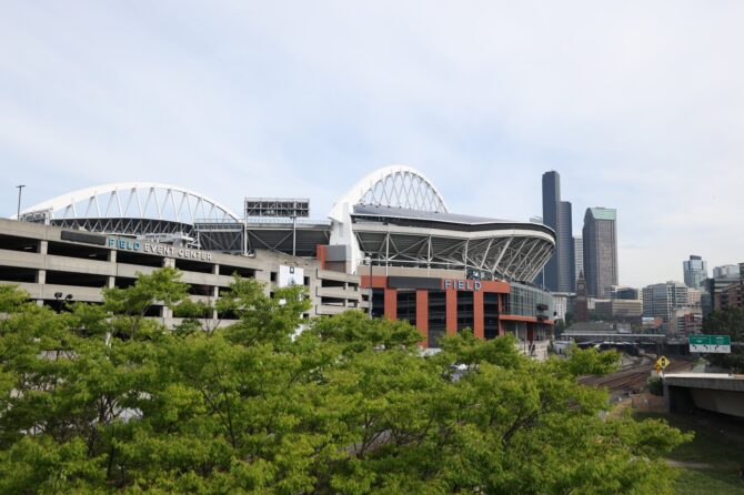 Außenansicht des Seattle Stadium vor dem WM-Gruppenspiel zwischen Belgien und Ägypten, im Hintergrund die Skyline von Seattle. Die Partie der Gruppe G fand am 15. Juni 2026 in Seattle, Washington, statt. Emilee Chinn / Getty Images North America via Getty Images