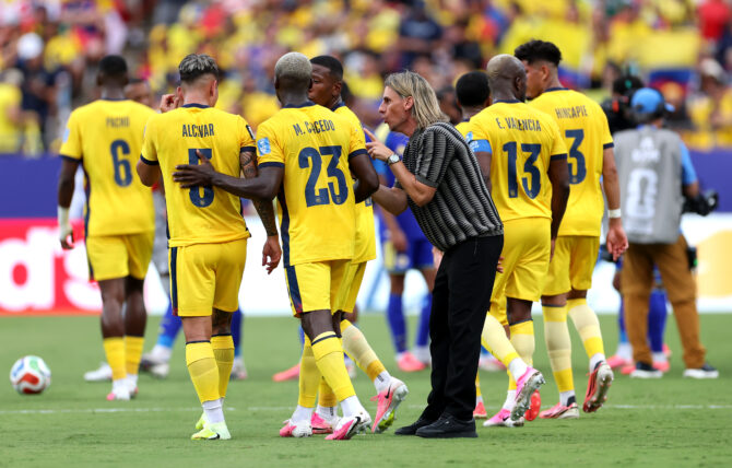 KANSAS CITY, MISSOURI - 20. Juni: Ecuadors Nationaltrainer Sebastián Beccacece spricht während des FIFA-Weltmeisterschafts-Gruppenspiels der Gruppe E zwischen Ecuador und Curaçao im Kansas City Stadium am 20. Juni 2026 in Kansas City, Missouri, mit Moisés Caicedo (#23). (Foto: Charlotte Wilson/Getty Images)