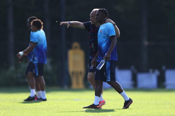 Cheftrainer Sebastien Migne gibt Jean-Ricner Bellegarde beim Abschlusstraining der haitianischen Nationalmannschaft Anweisungen, einen Tag vor dem WM-2026-Gruppenspiel der Gruppe C gegen Schottland im Boston Stadium in Boston, Massachusetts, am 12. Juni 2026. Mattia Ozbot / Getty Images