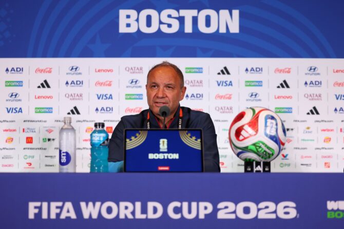 Cheftrainer Sebastien Migne spricht auf der Pressekonferenz der haitianischen Nationalmannschaft, einen Tag vor dem WM-2026-Gruppenspiel der Gruppe C gegen Schottland im Boston Stadium in Boston, Massachusetts, am 12. Juni 2026. Mattia Ozbot / Getty Images