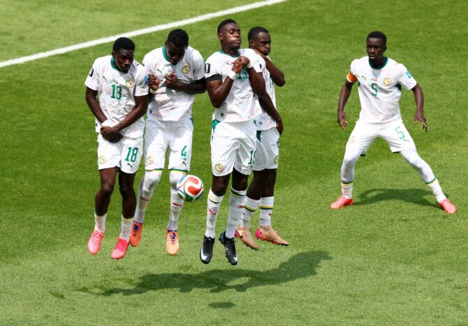 Die Spieler von Senegal bilden bei einem Freistoß eine Mauer. Die Szene entstand beim Gruppe-I-Spiel der WM 2026 gegen den Irak am 26. Juni 2026 im Toronto Stadium in Toronto, Ontario. Robert Cianflone / Getty Images
