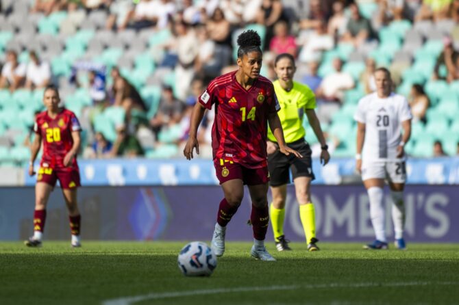 Die deutsche Nationalspielerin Shekiera Martinez behauptet den Ball. Die Szene entstand am 9. Juni 2026 beim Qualifikationsspiel zur Frauen-Weltmeisterschaft 2027 zwischen Slowenien und Deutschland im Stadion Stožice in Ljubljana. Jurij Kodrun / Getty Images