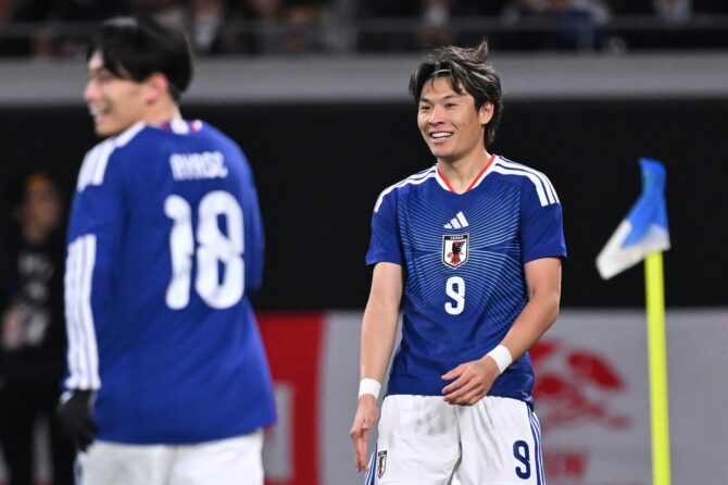 Shuto Machino jubelt nach seinem zweiten Tor beim Länderspiel zwischen Japan und Bolivien am 18. November 2025 im Nationalstadion in Tokio. (Kenta Harada / Getty Images)