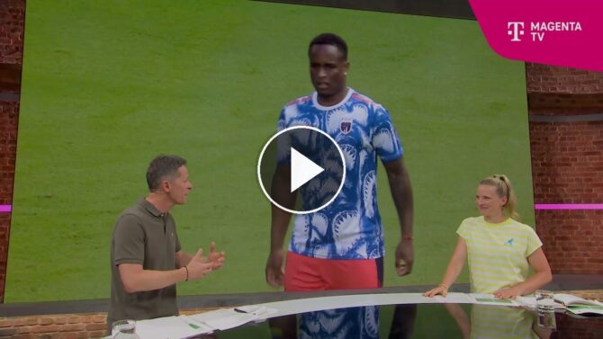 Die MagentaTV-Runde mit Tabea Kemme bespricht am Studio-Board den steilen Aufstieg von Kap Verdes Sidny Lopes Cabral, dessen Foto im Kap-Verde-Trikot eingeblendet ist.