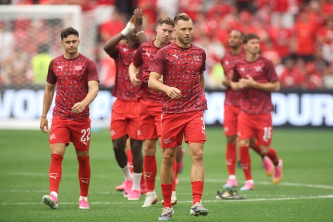 Silvan Widmer (Nummer 3) wärmt sich mit seinen Schweizer Teamkollegen vor dem WM-2026-Gruppenspiel der Gruppe B gegen Kanada am 24. Juni 2026 im BC Place in Vancouver auf. Alex Grimm / Getty Images