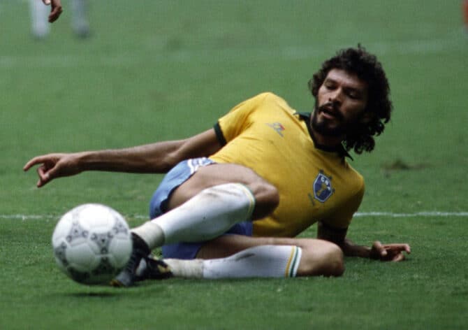 GUADALAJARA, MEXIKO - 21. Juni 1986: Sócrates aus Brasilien während des WM-Viertelfinals zwischen Brasilien und Frankreich im Estadio Jalisco in Guadalajara. Die Partie endete nach Verlängerung 1:1, Frankreich setzte sich anschließend mit 5:4 im Elfmeterschießen durch. (Foto: Bongarts/Getty Images)