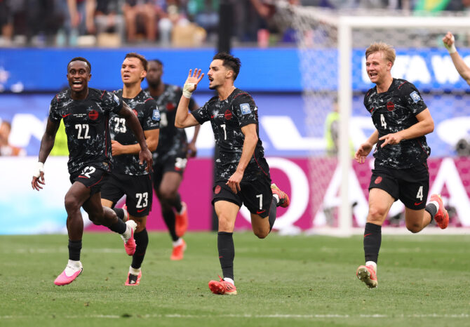 Stephen Eustaquio (#7) aus Kanada feiert gemeinsam mit seinen Mannschaftskollegen das erste Tor seiner Mannschaft während des Achtelfinalspiels der FIFA-Weltmeisterschaft 2026 zwischen Südafrika und Kanada im Los Angeles Stadium am 28. Juni 2026 in Inglewood, Kalifornien.