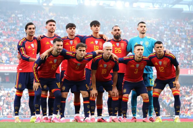 Die spanische Nationalmannschaft stellt sich vor dem Anpfiff des Länderspiels gegen den Irak im Estadio Riazor in La Coruña am 4. Juni 2026 zum Mannschaftsfoto auf. Florencia Tan Jun / Getty Images