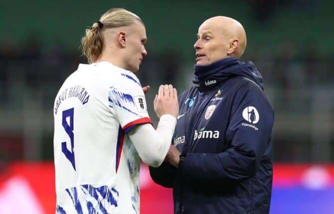 Mailand, Italien, 16. November 2025: Norwegens Nationaltrainer Ståle Solbakken und Torjäger Erling Haaland feiern nach dem Sieg im WM-Qualifikationsspiel gegen Italien im San Siro Stadium. (Foto: Marco Luzzani/Getty Images)