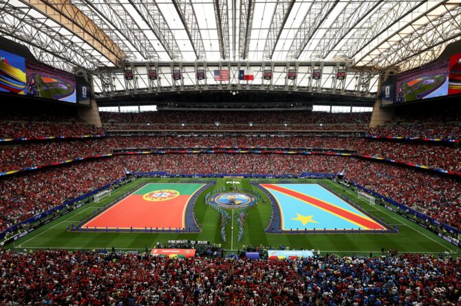 Vor dem Anpfiff stellen sich die Mannschaften im voll besetzten Houston Stadium auf, während die riesigen Flaggen Portugals und der DR Kongo auf dem Rasen ausgebreitet sind, im Gruppenspiel K der FIFA Weltmeisterschaft 2026 am 17. Juni 2026 in Houston, Texas. Lars Baron / Getty Images