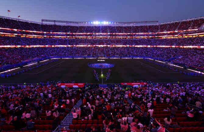 Allgemeine Ansicht des stimmungsvoll beleuchteten und gut gefüllten San Francisco Bay Area Stadium in der Abenddämmerung vor dem Gruppenspiel J der FIFA Weltmeisterschaft 2026 zwischen Österreich und Jordanien am 16. Juni 2026 in Santa Clara, Kalifornien. Dean Mouhtaropoulos / Getty Images