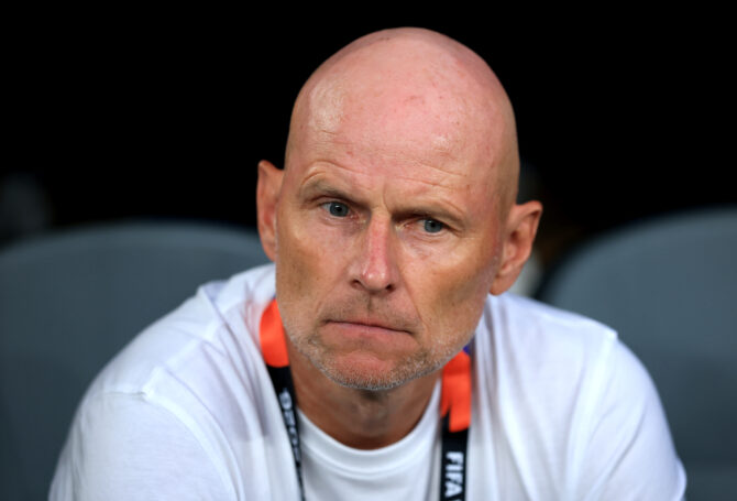 EAST RUTHERFORD, NEW JERSEY - 22. Juni: Norwegens Nationaltrainer Ståle Solbakken blickt vor dem FIFA-Weltmeisterschafts-Gruppenspiel der Gruppe I zwischen Norwegen und Senegal im New York New Jersey Stadium am 22. Juni 2026 in East Rutherford, New Jersey, auf das Spielfeld. (Foto: Buda Mendes/Getty Images)