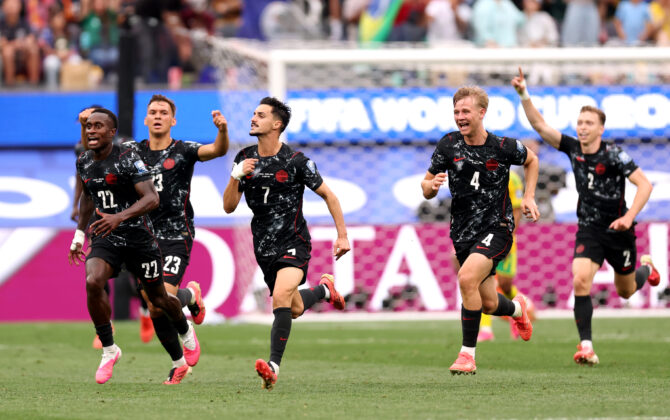 Stephen Eustaquio jubelt mit seinen Teamkollegen über den ersten Treffer Kanadas im WM-2026-Sechzehntelfinale gegen Südafrika am 28. Juni 2026 im Los Angeles Stadium in Inglewood, Kalifornien. (Foto: Fran Santiago/Getty Images)