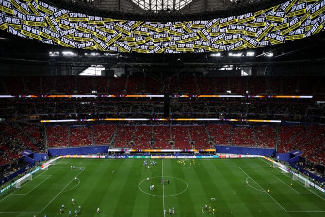 Atlanta, Georgia, USA, 18. Juni 2026: Vor dem WM-Gruppenspiel der Gruppe A zwischen Tschechien und Südafrika wird im Atlanta Stadium auf den Videoleinwänden die Botschaft „Stop The Hate“ eingeblendet. (Foto: Molly Darlington/Getty Images)