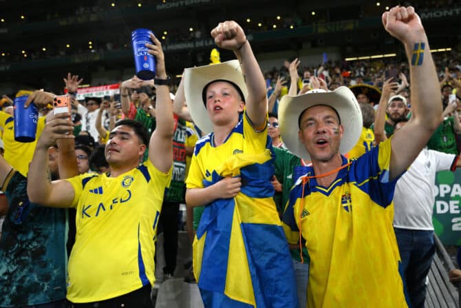Jubelnde Fans im gelben Schweden-Trikot mit schwedischer Flagge und Cowboyhüten auf der Tribüne in Monterrey.