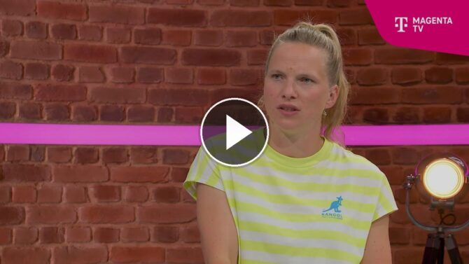 MagentaTV-Expertin Tabea Kemme erklärt im Studio den Behandlungsablauf bei der Sprunggelenksverletzung von Nico Schlotterbeck.