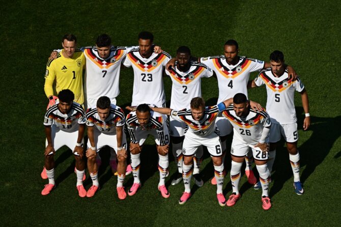 Die deutsche Nationalmannschaft stellt sich vor dem Anpfiff zum Mannschaftsfoto auf, angeführt von Torhüter Manuel Neuer im gelben Trikot. Aufgenommen vor dem Sechzehntelfinale der WM 2026 zwischen Deutschland und Paraguay im Boston Stadium in Foxborough am 29. Juni 2026. (Copyright AFP/Jewel Samad)