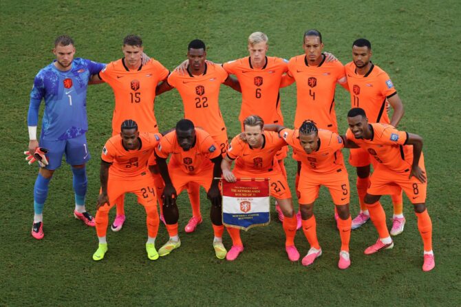 Die niederländische Startelf stellt sich im orangefarbenen Trikot mit dem Wimpel der Begegnung zum Mannschaftsfoto auf, links Torhüter im blauen Trikot, in der hinteren Reihe Kapitän Virgil van Dijk (Nummer 4). Aufgenommen vor dem Sechzehntelfinale der WM 2026 zwischen den Niederlanden und Marokko im Monterrey Stadium in Guadalupe, Mexiko, am 29. Juni 2026. (Luke Hales / Getty Images)