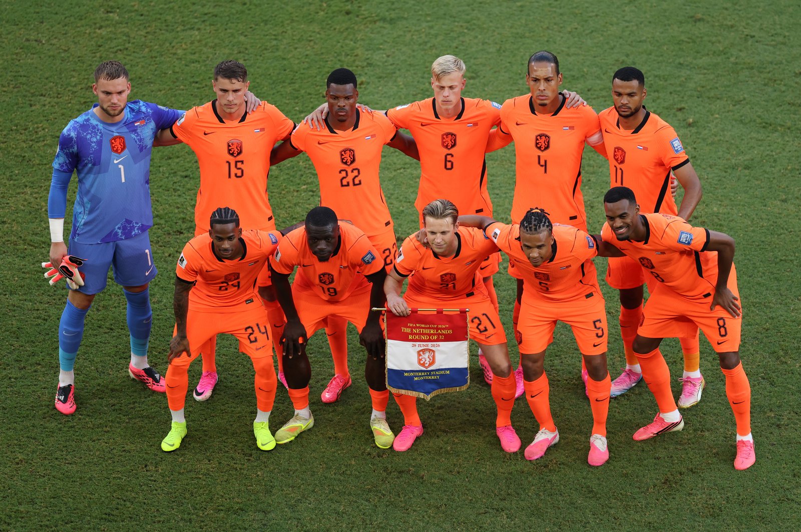Die niederländische Startelf stellt sich im orangefarbenen Trikot mit dem Wimpel der Begegnung zum Mannschaftsfoto auf, links Torhüter im blauen Trikot, in der hinteren Reihe Kapitän Virgil van Dijk (Nummer 4). Aufgenommen vor dem Sechzehntelfinale der WM 2026 zwischen den Niederlanden und Marokko im Monterrey Stadium in Guadalupe, Mexiko, am 29. Juni 2026. (Luke Hales / Getty Images)