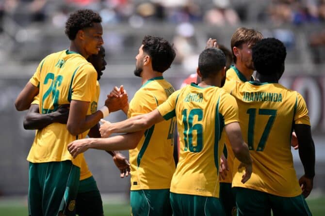 Australiens Tete Yengi (Nr. 26) bejubelt mit seinen Teamkollegen den Treffer zum 1:0 im Test-Laenderspiel gegen die Schweiz. Gespielt wurde am 6. Juni 2026 im Snapdragon Stadium von San Diego. Orlando Ramirez / Getty Images