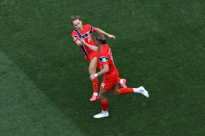 Norwegens Thelo Aasgaard (Nummer 19) bejubelt mit Andreas Schjelderup (Nummer 21) das erste Tor seiner Mannschaft gegen Frankreich. Die Szene entstand beim Gruppe-I-Spiel der WM 2026 am 26. Juni 2026 im Boston Stadium in Foxborough, Massachusetts. Buda Mendes / Getty Images