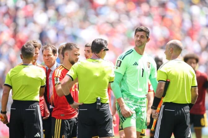 Belgiens Torhüter Thibaut Courtois im Gespräch mit den Schiedsrichtern nach dem WM-2026-Gruppenspiel zwischen Belgien und Ägypten am 15. Juni 2026 im Seattle Stadium. (Alex Grimm / Getty Images)