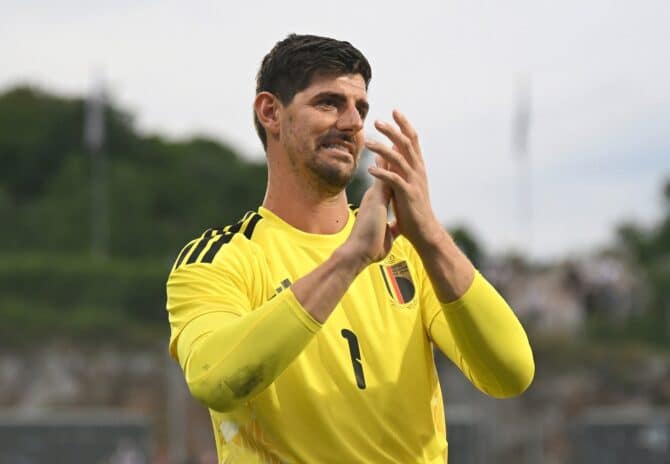 Thibaut Courtois, Welttorhüter und Nummer eins der belgischen Nationalmannschaft, applaudiert nach dem Sieg im Testspiel gegen Kroatien am 2. Juni 2026 im Stadion HNK Rijeka den Fans. (Jurij Kodrun / Getty Images)