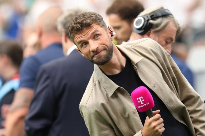 Thomas Müller im Einsatz als TV-Experte mit dem MagentaTV-Mikrofon vor dem WM-2026-Gruppenspiel zwischen Deutschland und Curaçao am 14. Juni 2026 im Houston Stadium. (Alexander Hassenstein / Getty Images)