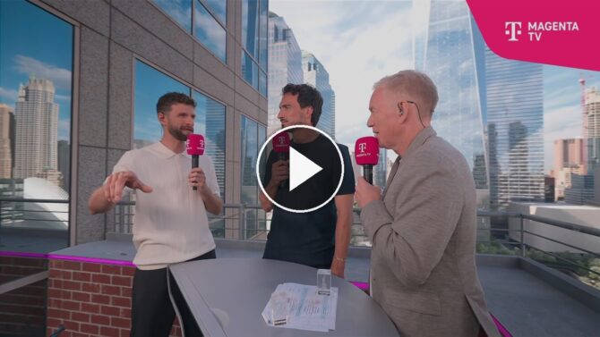 MagentaTV-Experte Thomas Müller (links) mit Mats Hummels im MagentaTV-Studio spricht über Vancouver und den kanadischen Fußball bei der WM 2026.