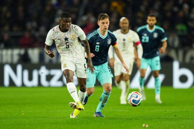 Thomas Partey schirmt im Trikot Ghanas den Ball gegen Joshua Kimmich ab