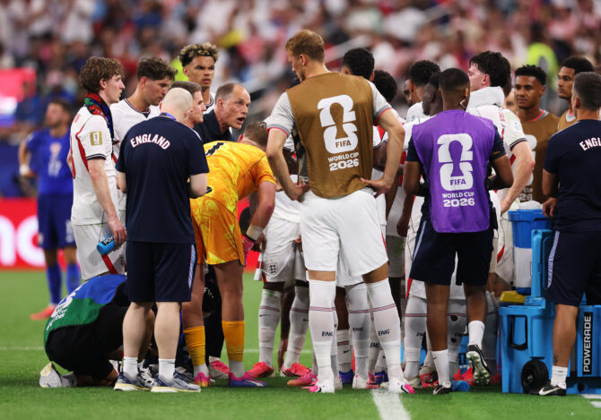Arlington, Texas, USA, 17. Juni 2026: Englands Nationaltrainer Thomas Tuchel gibt seinen Spielern während des WM-Gruppenspiels der Gruppe L gegen Kroatien im Dallas Stadium taktische Anweisungen. (Foto: Michael Steele/Getty Images)