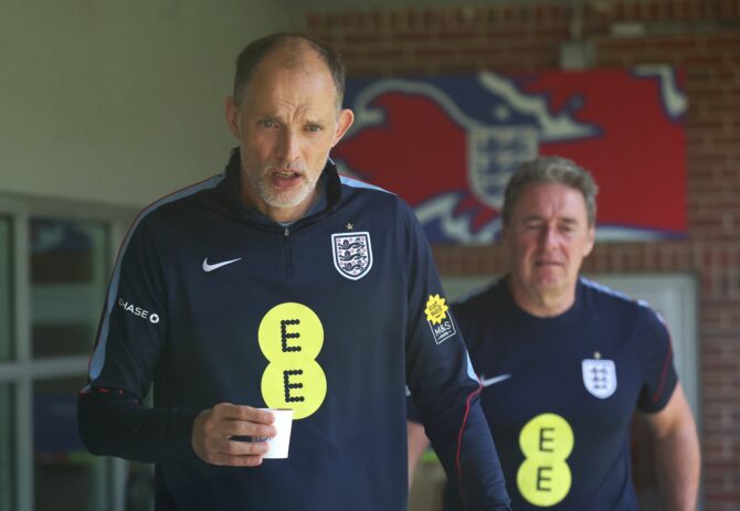Thomas Tuchel, Trainer der englischen Nationalmannschaft, beobachtet das Geschehen während eines Medientags der englischen Auswahl. Der Termin fand am 29. Juni 2026 in Kansas City, Kansas, statt. Richard Pelham / Getty Images