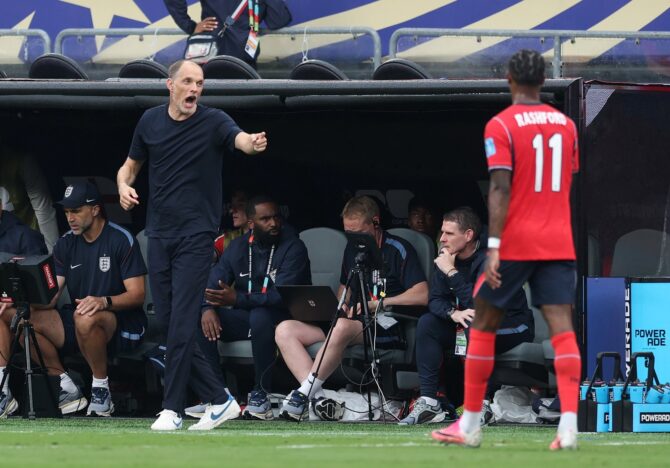 Englands Trainer Thomas Tuchel gestikuliert an der Seitenlinie während des Gruppenspiels der Gruppe L bei der Fußball-Weltmeisterschaft 2026 gegen Panama, im Vordergrund Marcus Rashford. Die Partie fand am 27. Juni 2026 im New York New Jersey Stadium in East Rutherford, New Jersey, statt. Richard Pelham / Getty Images