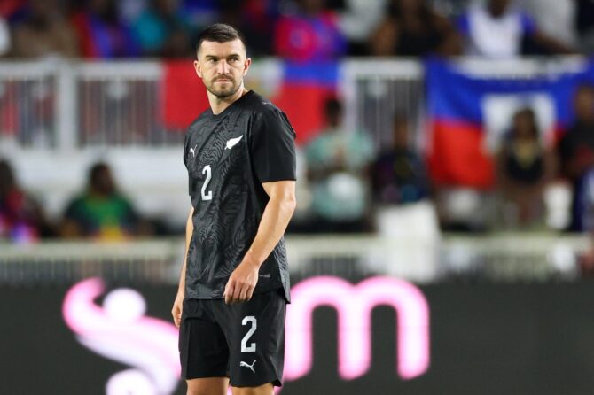 Tim Payne verfolgt als Rechtsverteidiger Neuseelands das Spielgeschehen in der ersten Halbzeit des Länderspiels gegen Haiti am 2. Juni 2026 im Chase Stadium in Fort Lauderdale, Florida