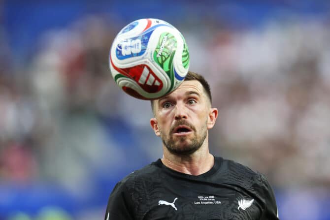 Los Angeles, Kalifornien, USA, 15. Juni 2026: Neuseelands Tim Payne setzt im WM-Spiel der Gruppe G gegen den Iran im Los Angeles Stadium einem Ball nach. (Foto: Harry How/Getty Images)