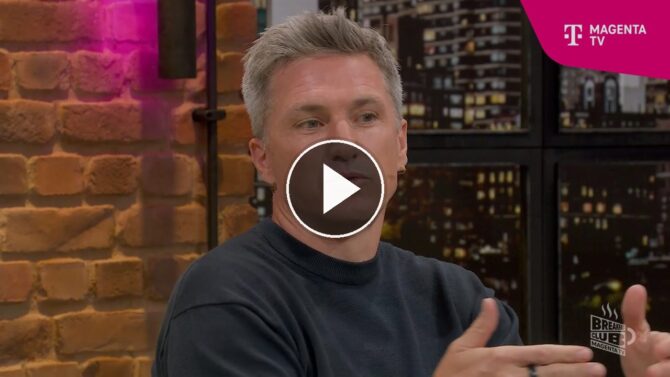 MagentaTV-Experte Tobias Schweinsteiger gestikuliert im Breakfast-Club-Studio, während er fordert, Joshua Kimmich gegen Ecuador ins Mittelfeld zu ziehen.