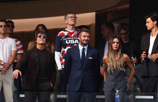Schauspieler Tom Cruise sowie David und Victoria Beckham verfolgen das WM-Spiel der Gruppe D zwischen den USA und Paraguay von der Tribüne. Die Begegnung fand am 12. Juni 2026 im Los Angeles Stadium in Los Angeles statt. (Stu Forster / Getty Images North America via Getty Images)