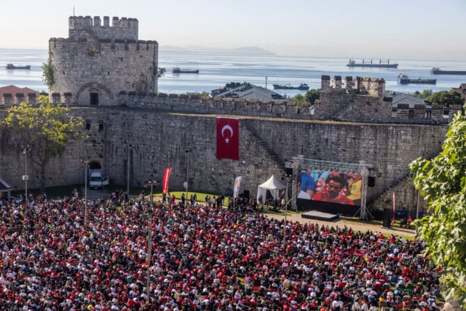Istanbul, Istanbul, Türkei, 14. Juni 2026: Türkische Fans verfolgen das WM-Gruppenspiel der Gruppe D zwischen der Türkei und Australien bei einem Public Viewing vor den historischen Theodosianischen Landmauern auf einer Großleinwand. (Foto: Burak Kara/Getty Images)