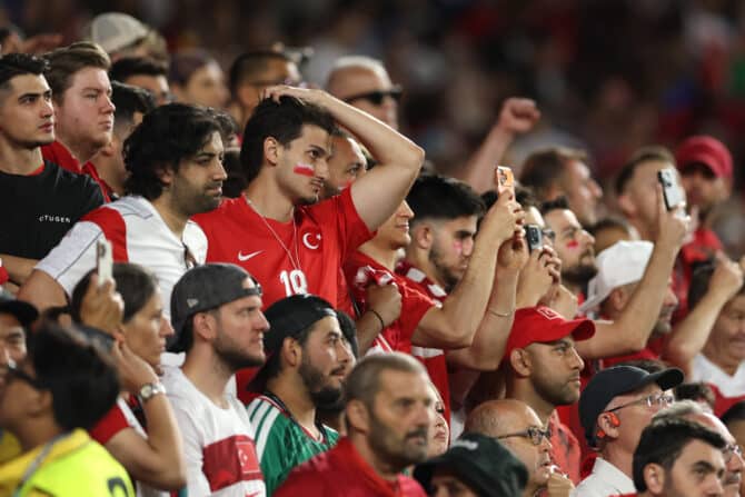 Santa Clara, Kalifornien, USA, 19. Juni 2026: Fans der Türkei reagieren auf den Rängen während des WM-Gruppenspiels der Gruppe D zwischen der Türkei und Paraguay im San Francisco Bay Area Stadium. (Foto: Richard Heathcote/Getty Images)
