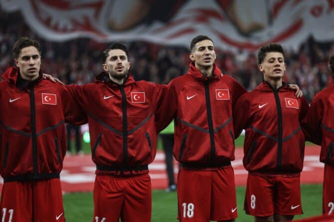Die türkischen Nationalspieler Kenan Yildiz, Ismail Yüksek, Mert Müldür und Arda Güler (von links) stehen vor dem Anpfiff bei der Nationalhymne. Die Aufnahme entstand vor dem WM-Playoff-Spiel der europäischen Qualifikation gegen Rumänien am 26. März 2026 im Beşiktaş Park in Istanbul. (Burak Kara / Getty Images Europe via Getty Images)