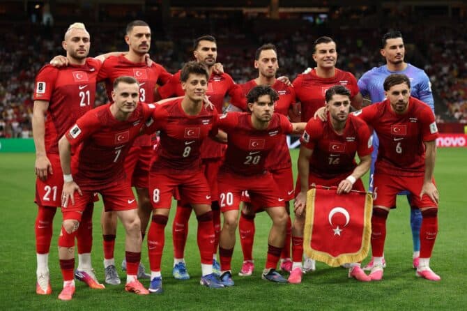 Die Mannschaft der Türkei stellt sich vor dem WM-2026-Gruppenspiel der Gruppe D gegen Australien im BC Place in Vancouver, British Columbia, am 13. Juni 2026 zum Mannschaftsfoto auf. Stu Forster / Getty Images