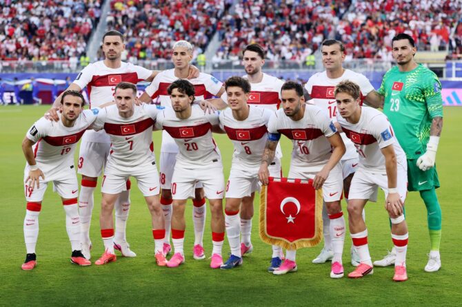 Die Startelf der Türkei stellt sich vor dem WM-2026-Gruppenspiel gegen Paraguay am 19. Juni 2026 im San Francisco Bay Area Stadium in Santa Clara zum Mannschaftsfoto auf. (Richard Heathcote / Getty Images)